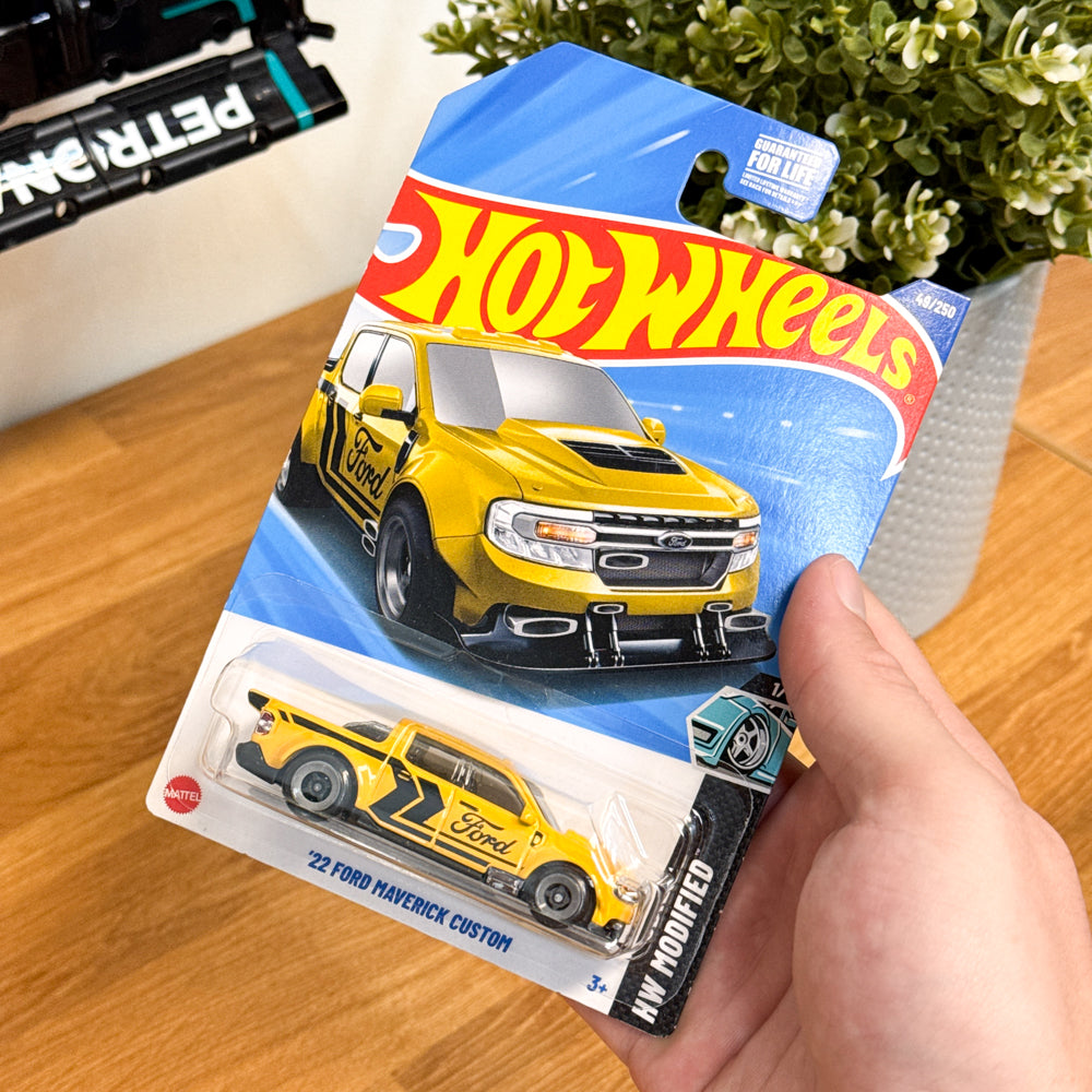 Hot Wheels 22 Ford Maverick Custom geel VS |